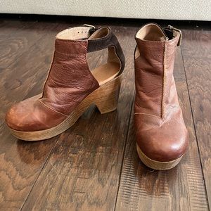 Free People amber orchard heavily used brown leather platform clog, size 38